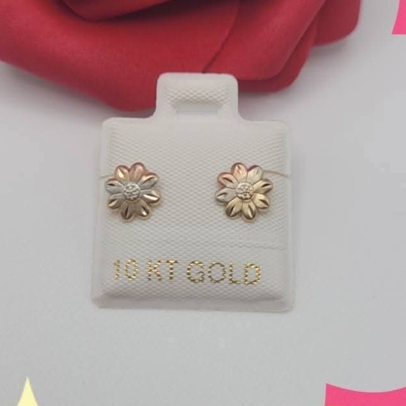 10 KT Gold Flower Earrings